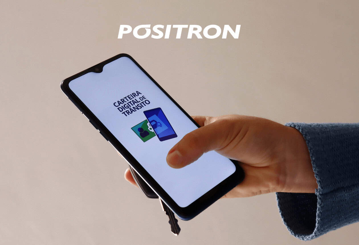 Mão segurando um celular com a imagem do aplicativo da CNH.