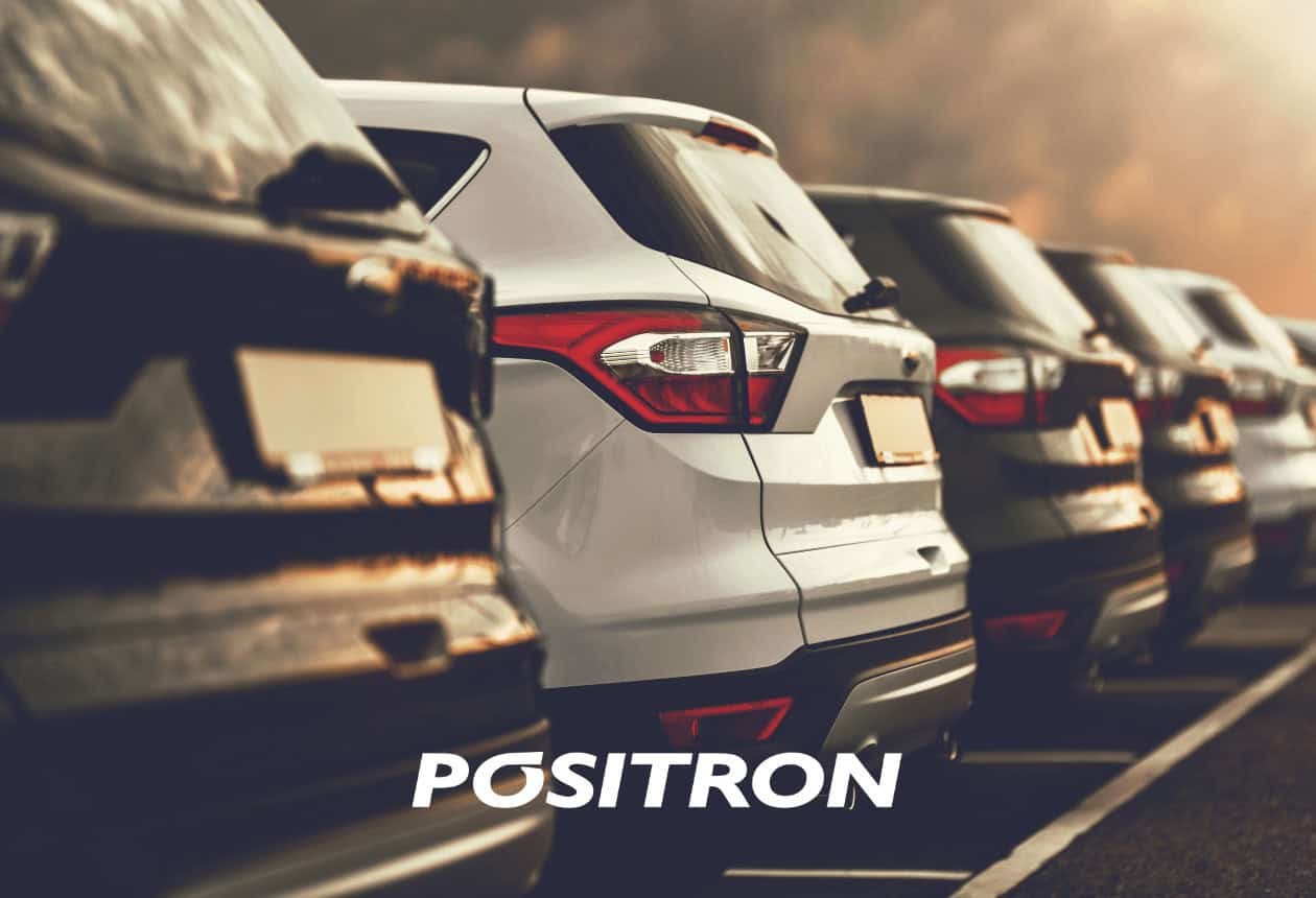 Carros estacionados em 90 graus, a foto é da parte traseira deles. Confira dicas para estacionar.
