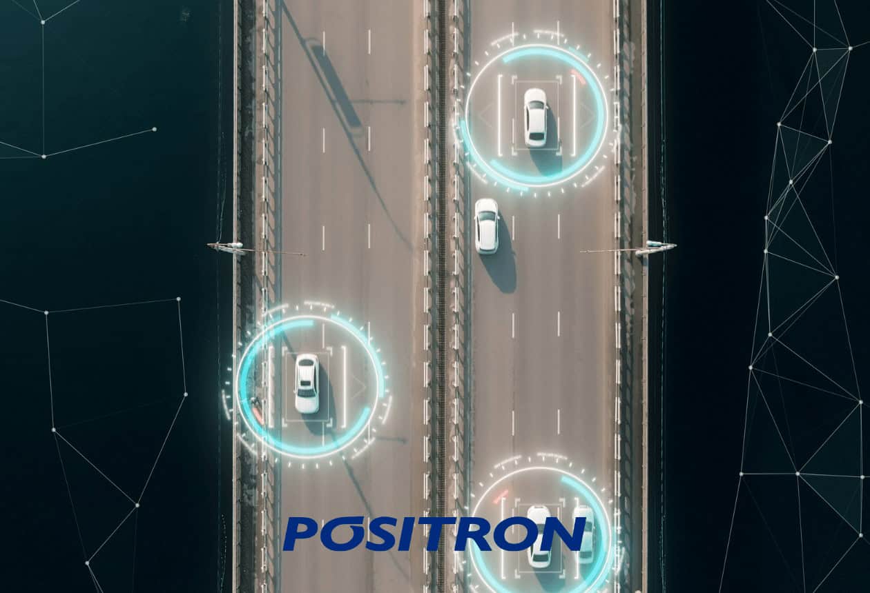 carros em cima de uma ponte com sinais de rastreamento em volta.