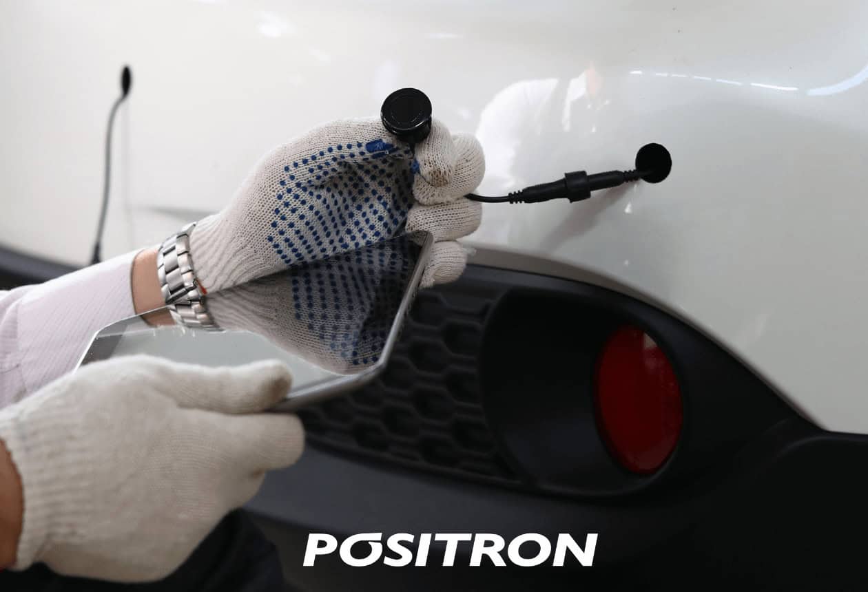 sensor de estacionamento sendo instalado